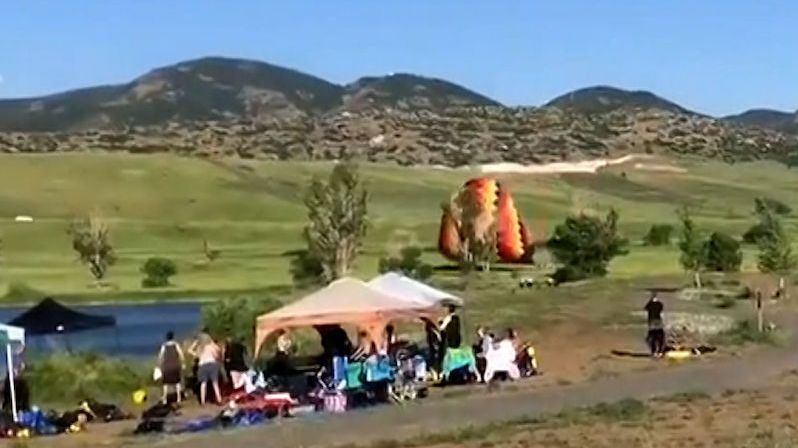 V Coloradu havaroval horkovzdušný balon. Pád zachytila kamera